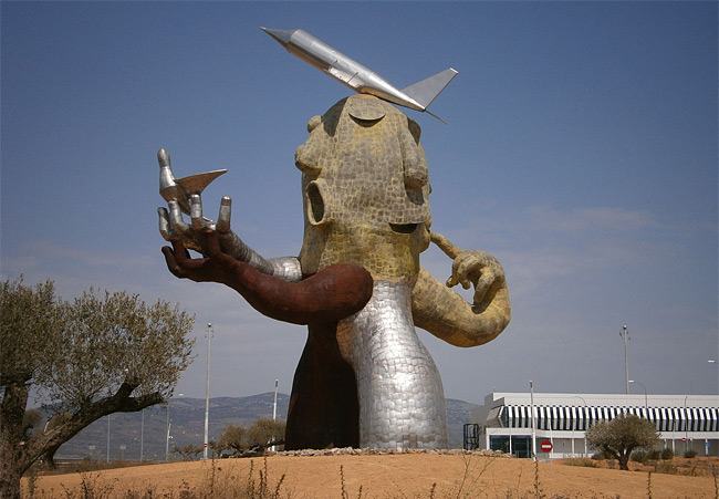 Letiště Castellón - socha a terminál