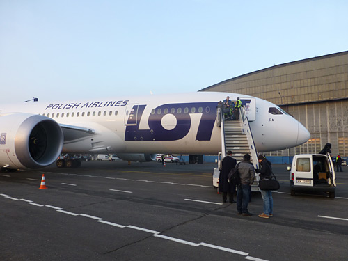 LOT - Boeing 787 Dreamliner po přistání ve Varšavě