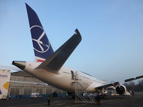 LOT - Boeing 787 Dreamliner po přistání ve Varšavě