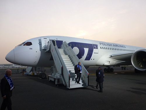 LOT - Boeing 787 Dreamliner po přistání ve Varšavě