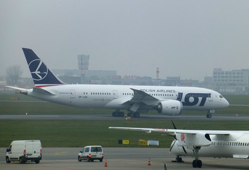 LOT - Boeing 787 Dreamliner - přistání ve Varšavě