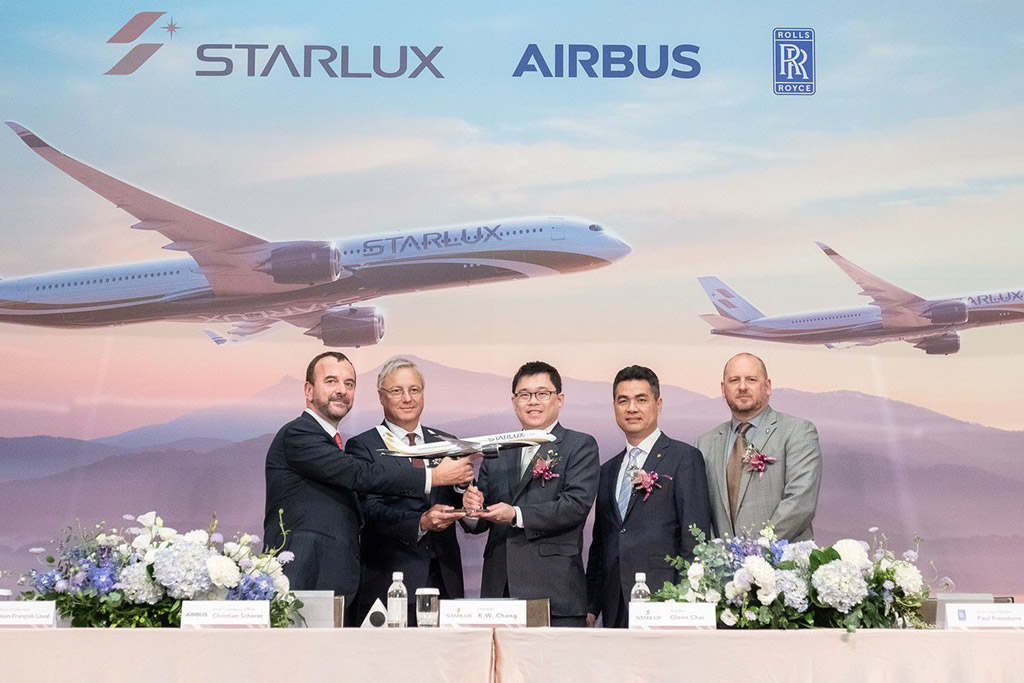 Podpis kontraktu na letouny Airbus A350 XWB.. Uprostřed Chang Kuo-wei, šéf Starlux Airlines (foto: Airbus SAS)