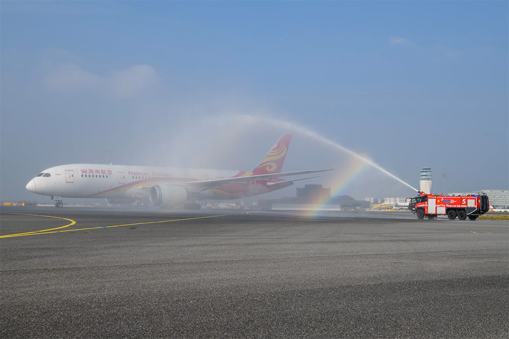 Uvítání zahajovacího letu Hainan Airlines na vídeňském letišti (foto: Flughafen Wien)