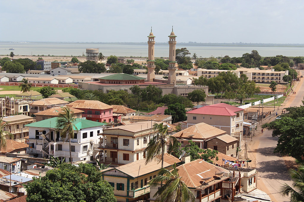 Pohled na Banjul s meštou krále Fahda (foto: IsaacTuray/Pixabay)