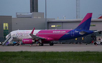 Airbus A320 společnosti Wizz Air UK na londýnském letišti Luton (foto: Mike Burdett/Wikimedia Commons - CC BY-SA 2.0)