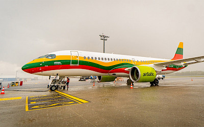 Letoun Airbus A220-300 v barvách litevské vlajky (foto: airBaltic/Facebook)