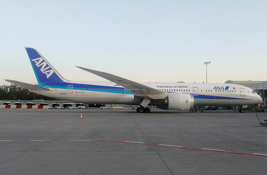 Boeing 787-9 Dreamliner  společnosti ANA - All Nippon Airways na ruzyňském letišti (foto: Centaureax)