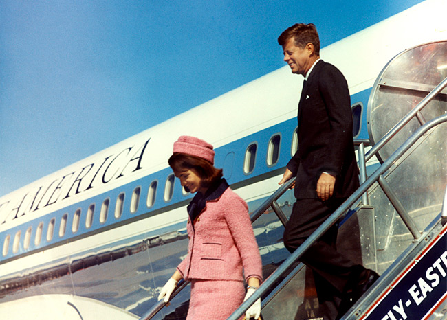 Air Force One - J.F. Kennedy - přílet do Dallasu