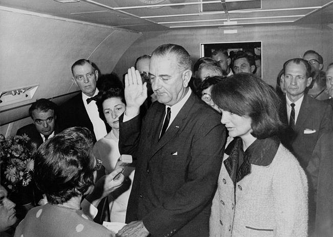 Air Force One - Lyndon Johnson skládá prezidentskou přísahu