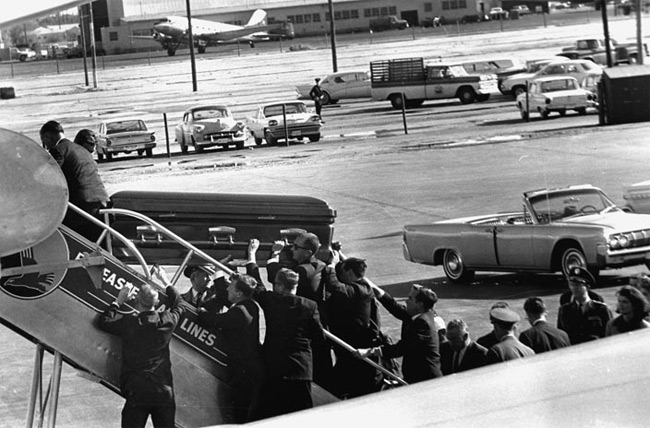 Air Force One - nakládání rakve s J.F. Kennedym