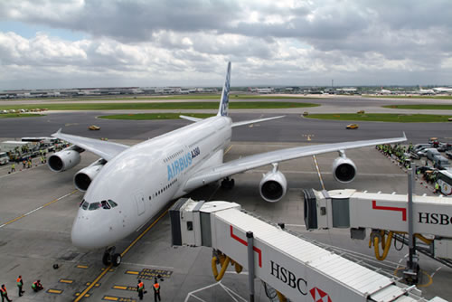 Airbus A380 je odbavován poprvé na Heathrow