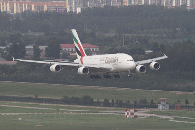 Emirates - první přílet Airbusu A380 do Pekingu