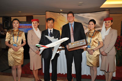 Emirates - první přílet Airbusu A380 do Pekingu