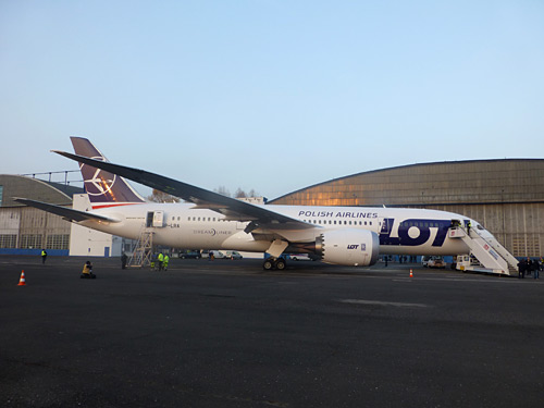 LOT - Boeing 787 Dreamliner po přistání ve Varšavě