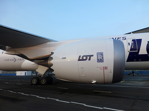 LOT - Boeing 787 Dreamliner po přistání ve Varšavě