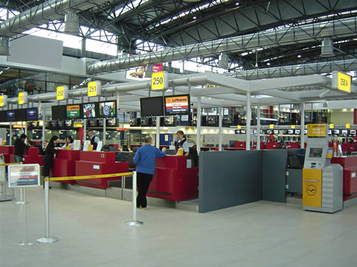 Přepážky Lufthansy v terminálu Sever 2