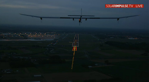 Solar Impulse přistává na letišti v Bruselu