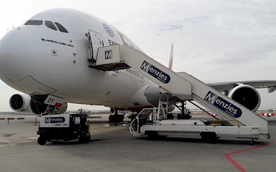 Emirates - Airbus A380 - nástup schůdky