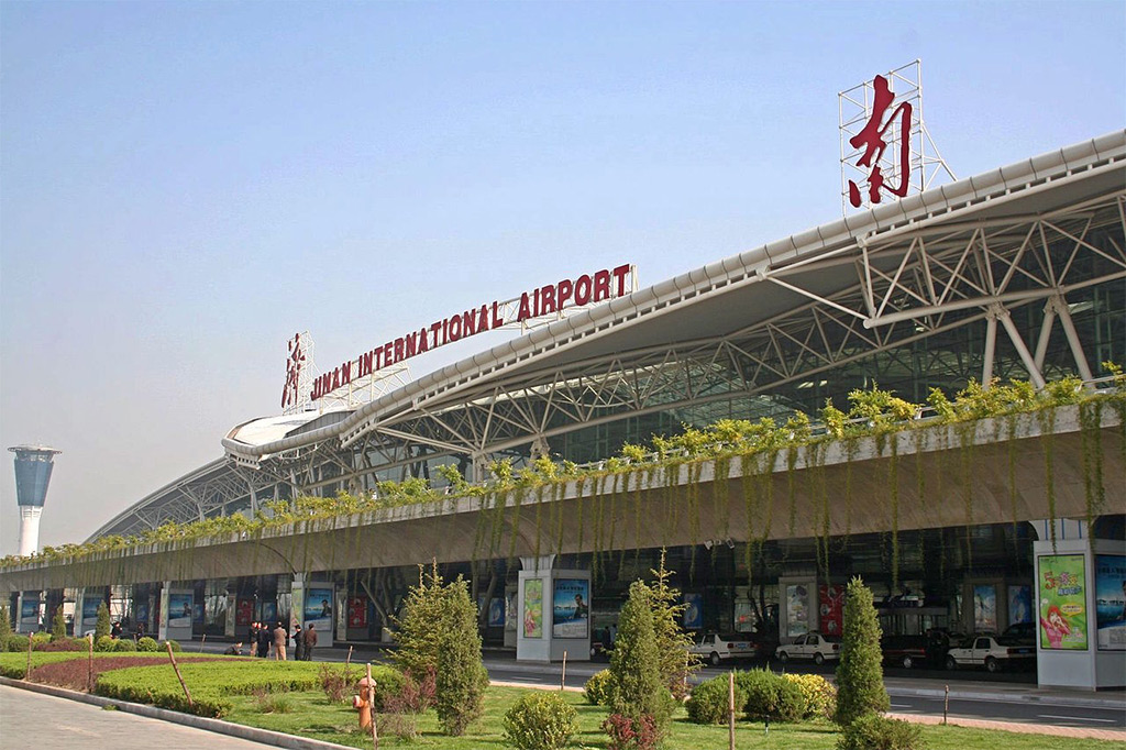 Terminál mezinárodního letiště v Ťi-nanu (foto: Rolfmueller/Wikimedia Commons - CC BY-SA 3.0)