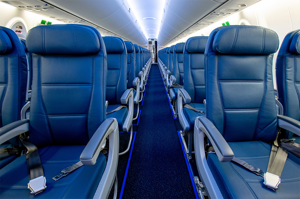 Kabina pro cestující letounu Airbus A220-100 společnosti Delta Air Lines (foto: Delta Air Lines)