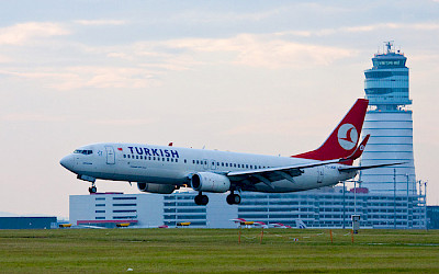 Boeing 737-800 Turkish Airlines přistává na vídeňském letišti (foto: FOTOREPORT.at/Wikimedia Commons - CC BY-SA 3.0)