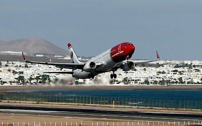 Letoun Boeing 737-800 startuje na letišti v Lanzarote (foto: Rob Hodgkins/Wikimedia Commons - CC BY-SA 2.0)