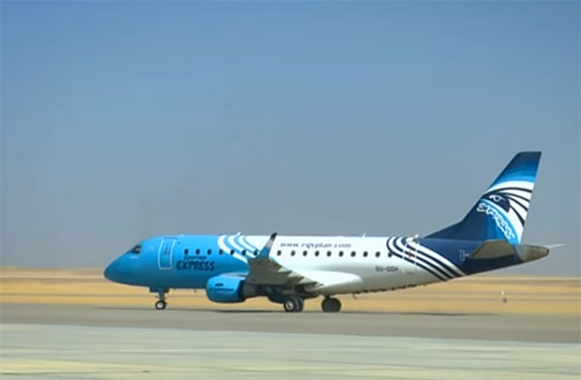 Letoun Embraer 170 společnosti Egyptair Express na novém letišti Sphinx international (zdroj: Sada Elbalad/YouTube)