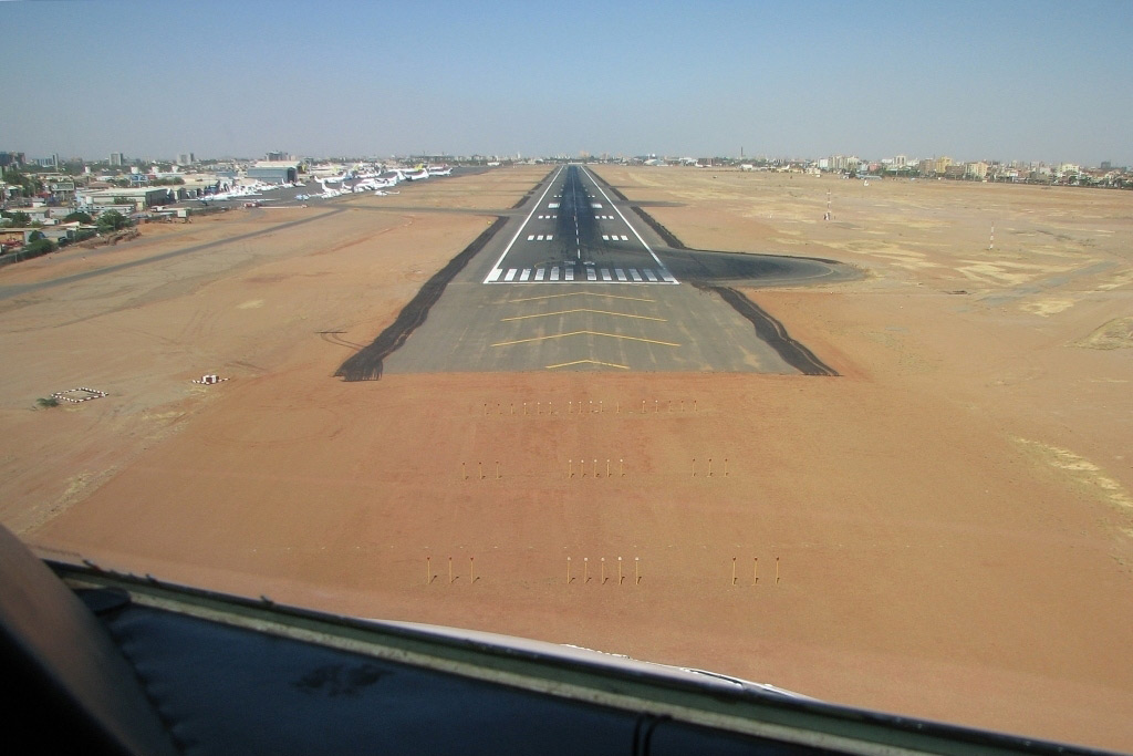 Přistávací dráha na mezinárodním letišti v Chartúmu (ilustrační foto: Jozef Tóth/Wikimedia Commons - CC BY-SA 3.0)