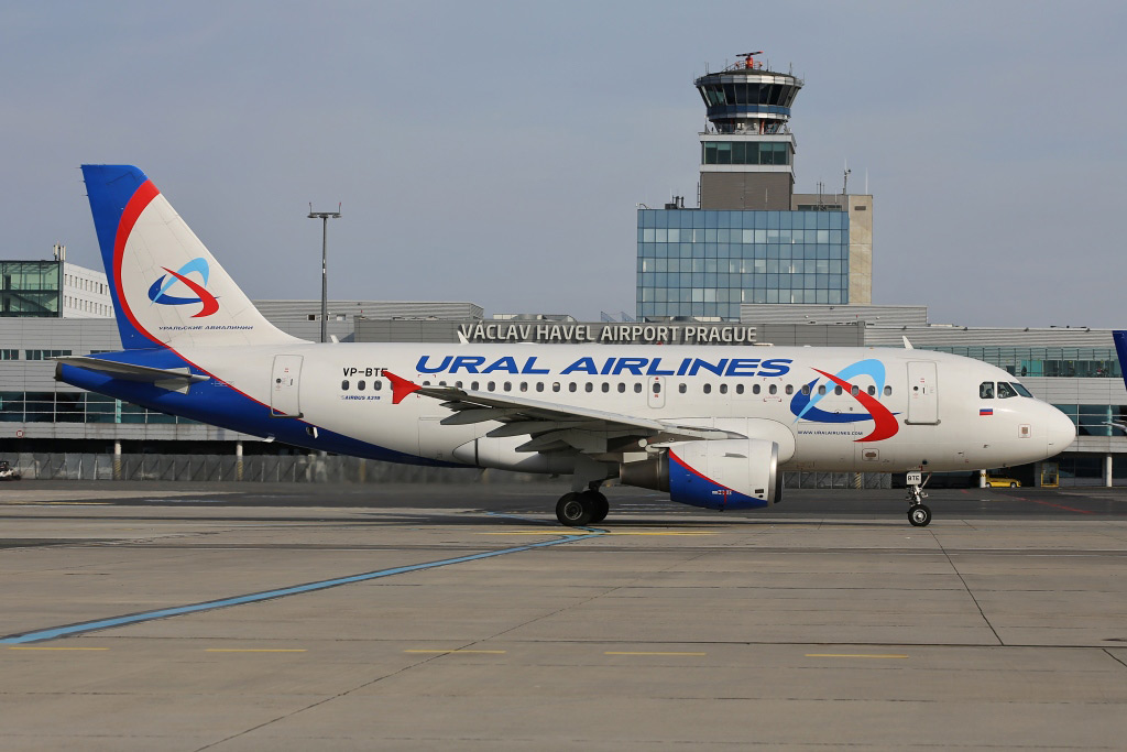 Airbus A320 ruské společnosti Ural Airlines na ruzyňském letišti (foto: Letiště Praha)
