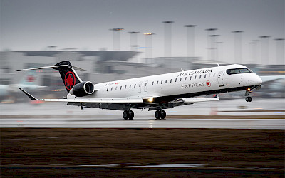 Letoun Bombardier CRJ900 společnosti Jazz Aviation v barvách Air Canada Express (foto: Bombardier)