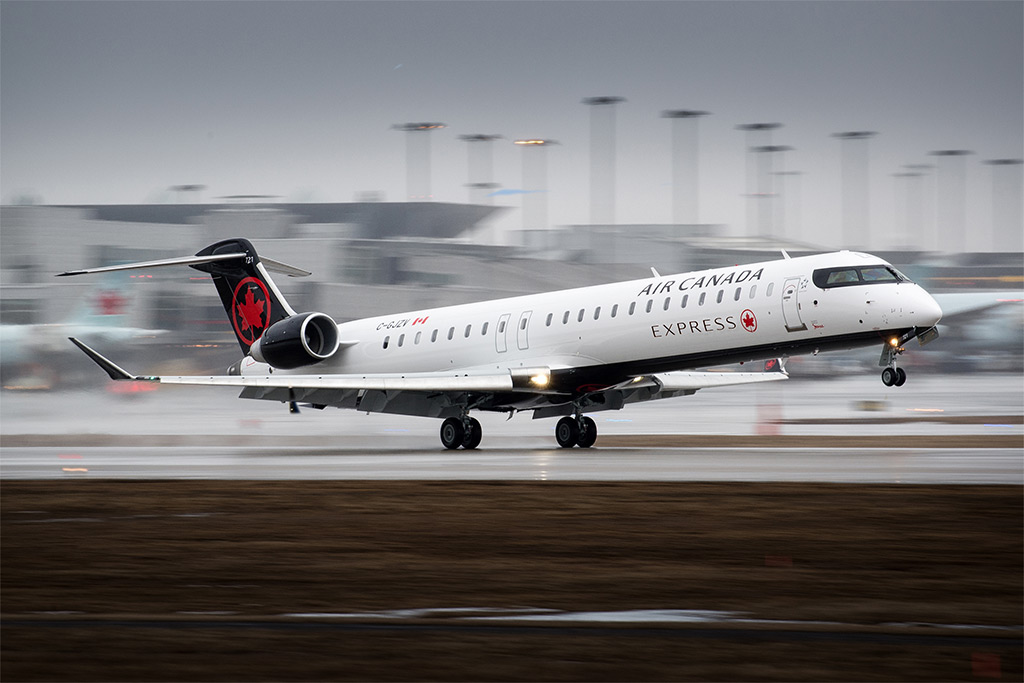 Letoun Bombardier CRJ900 společnosti Jazz Aviation v barvách Air Canada Express (foto: Bombardier)