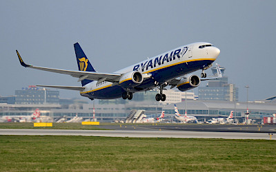 Boeing 737-800 společnosti Ryanair startuje z ruzyňského letiště (foto: Letiště Praha)