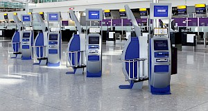 Cestující budou moci využít k odbavení některý z 96 samoobslužných kiosků. - Autor: British Airways
