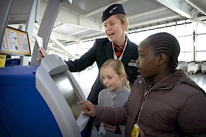 Samoobslužné kiosky si vyzkoušeli i členové tzv. Dětské rady (The British Airways Kids´Council), kteří pomáhají British Airways rozvíjet služby z pohledu dětí. - Autor: British Airways