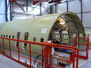 Technici postupně trup letounu vybavují. Tento stroj je určen pro americkou společnost JetBlue Airways. - Autor: Tomáš Hampl