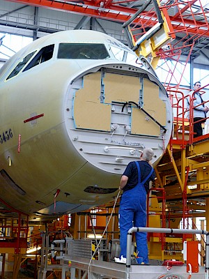Na dalším letounu pro ČSA intenzivně pracují technici. - Autor: Tomáš Hampl