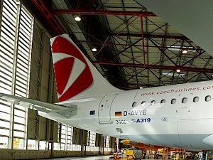 Airbus A319 Českých aerolinií nese dočasnou německou registraci D-AVYB, česká registrace OK-NEM je zatím přelepená. - Autor: Tomáš Hampl