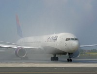 Tomáš Hampl;Letoun Delta Air Lines projel vodní slavobránou až při svém odletu