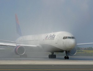 Letoun Delta Air Lines projel vodní slavobránou až při svém odletu - Autor: Tomáš Hampl