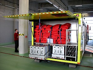Součástí vybavení kontejneru jsou také vakuová nosítka a kufříky pro zdravotníky - Autor: Tomáš Hampl