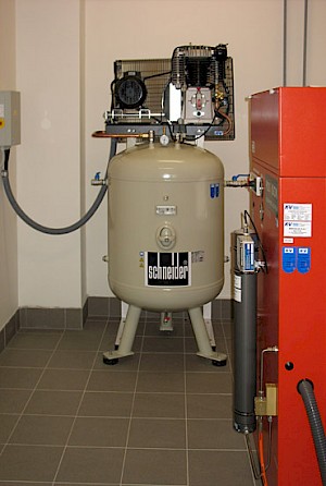 Kompresor pro plnění tlakových láhví - Autor: Tomáš Hampl