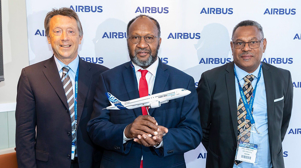 Slavnostní podpis objednávky Air Vanuatu. Zleva Christopher Buckley, viceprezident Airbusu pro Evropu, Afriku a pacifický region, Charlot Salwai Tabimasmas, předseda vlády Vanuatu, a Joel Lengsau, šéf Air Vanuatu (foto: Airbus SAS)