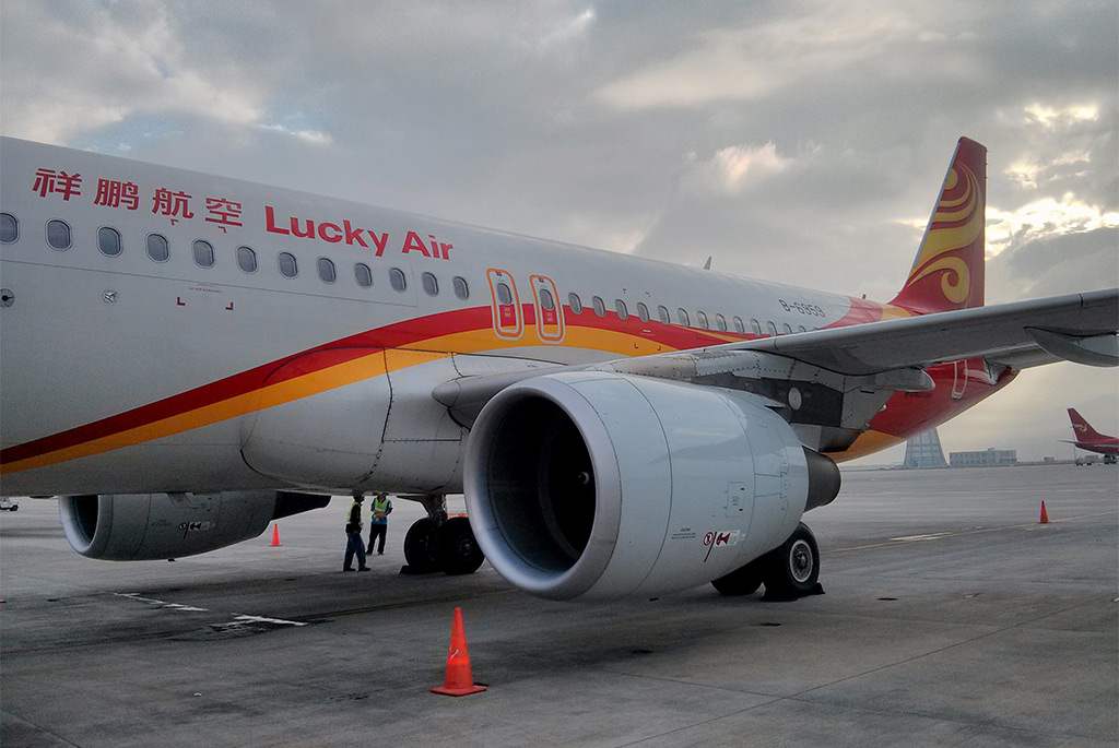 Lucky Air - Airbus A320 (foto: Fred/Wikimedia Commons - CC BY-SA 3.0)