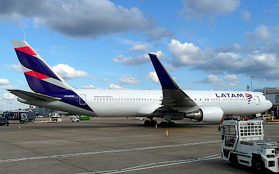 Boeing 767-300ER LATAM Brasil na londýnském letišti Heathrow (foto: John Taggart/Wikimedia Commons - CC BY-SA 2.0)