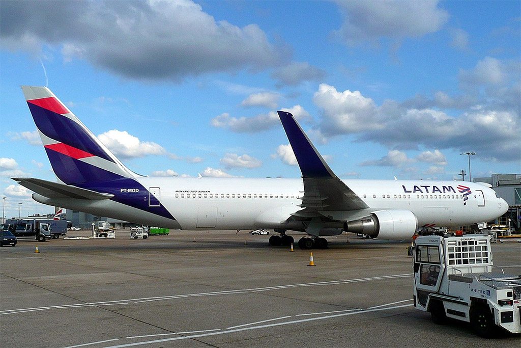 Boeing 767-300ER LATAM Brasil na londýnském letišti Heathrow (foto: John Taggart/Wikimedia Commons - CC BY-SA 2.0)