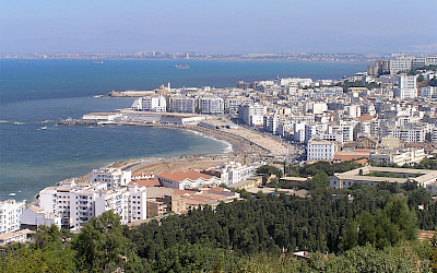 Pobřeží Středozemního moře v Alžíru (foto: Damien Boilley/Wikimedia Commons - CC BY 2.0)