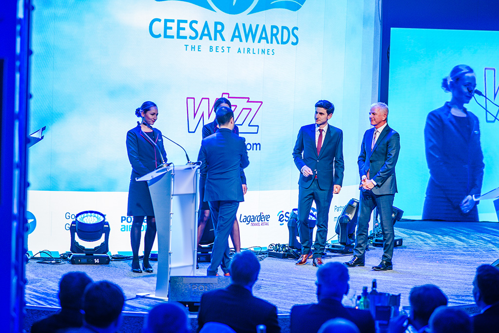 Předání ocenění zástupcům letecké společnosti Wizz Air (foto: CEESAR Awards)