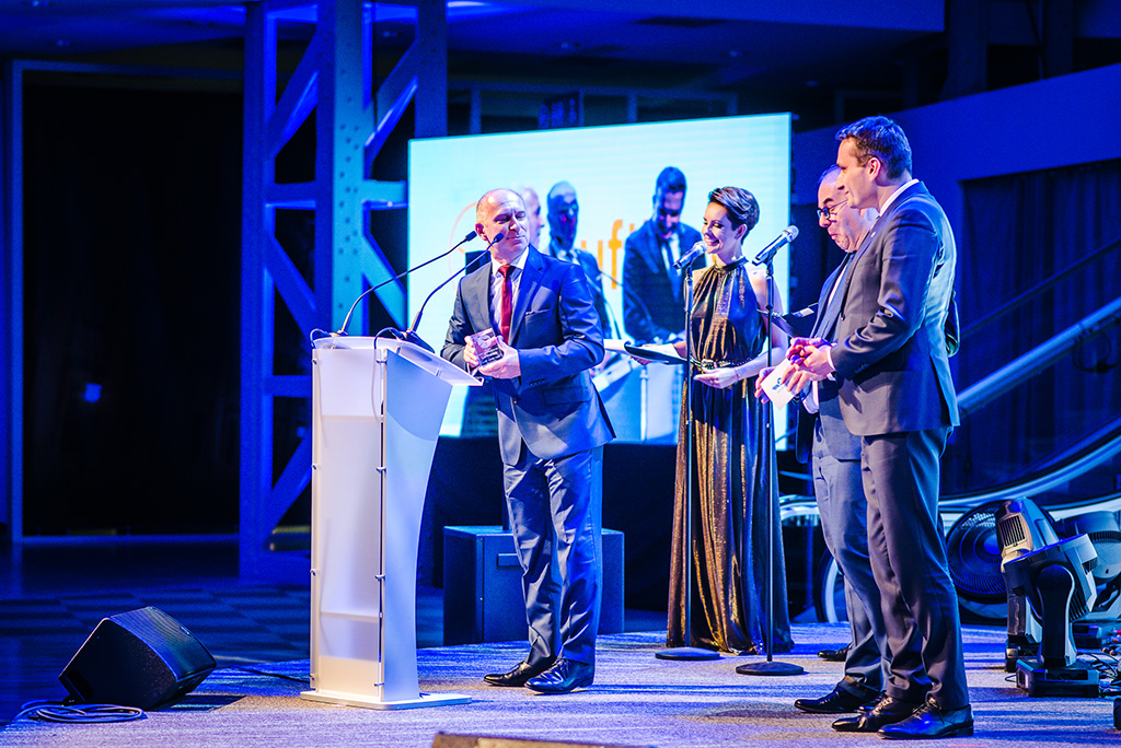 Zástupce společnosti Lufthansa si převzal ocenění (foto: CEESAR Awards)