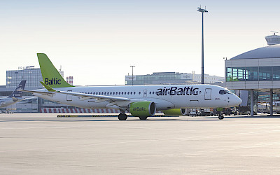 Airbus A220-300 společnosti airBaltic na ruzyňském letišti (foto: Letiště Praha)