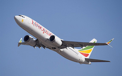 Boeing 737 MAX 8 společnosti Ethiopian Airlines, který 10. března havaroval (foto: LLBG Spotter/Wikimedia Commons - CC BY-SA 2.0)